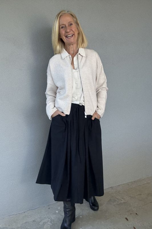 Jane Lushka skjørt , Raffaele, med litt vidde og strikk i livet.