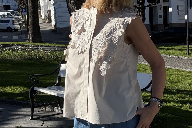Noen bluse uten arm