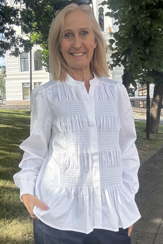 Melea bluse med smock front fra 2-Biz i hvit